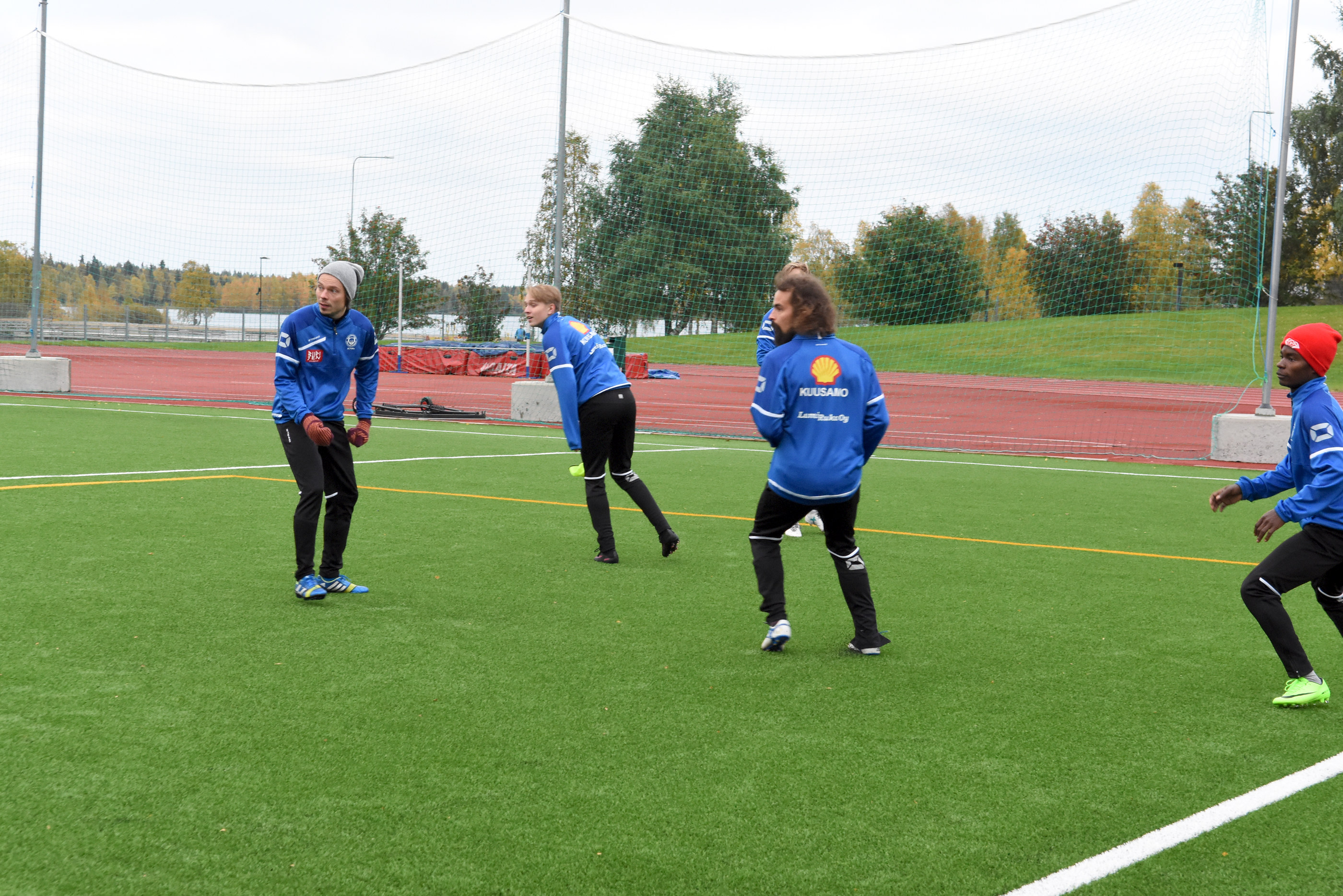 FC PaKan kausi päättyy sunnuntaina. Joukkue harjoitteli urheilukentällä torstai-iltana.