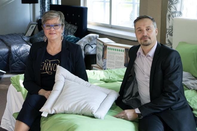 Lennol Oy:n toimitusjohtaja Pirjo Pystykoski-Sopanen ja Uni-showroomin kauppias Tatu Kurunmäki haluavat olla muutoksen eturintamassa. Siihen on myös investoitu. KUVA: HELENE VARILA