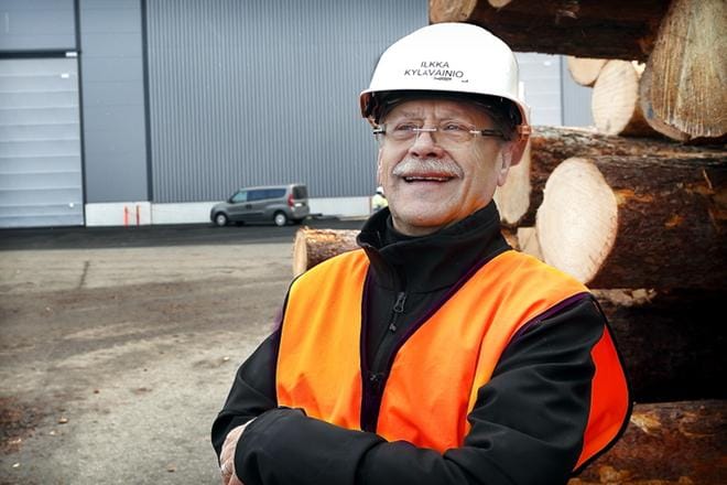 Ilkka Kylävainio on toisen polven sahayrittäjä. Hänen vanhemmillaan oli aikoinaan saha Porissa. Oma perheyritys on nyt yksi Suomen suurimpia sahaajia. Vastuu alkaa siirtyä seuraavalle sukupolvelle eli pojille Matille ja Mikolle.