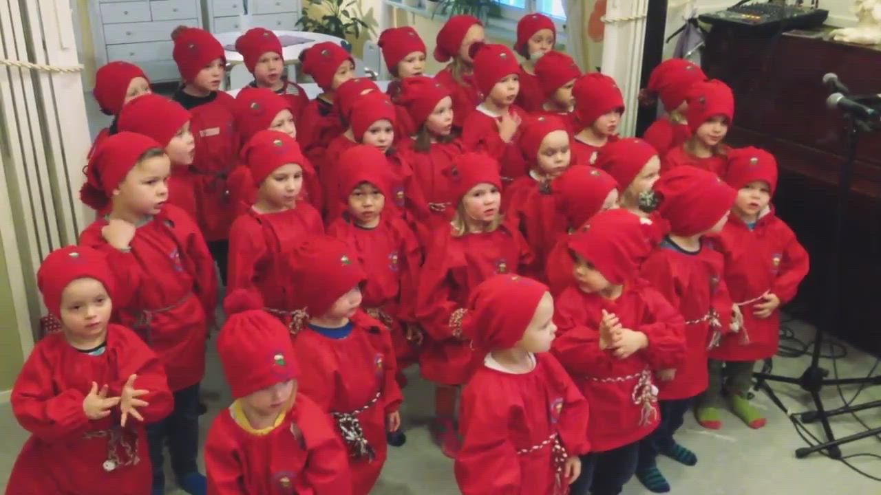 Asemapäällikön päiväkodin lapset laulavat