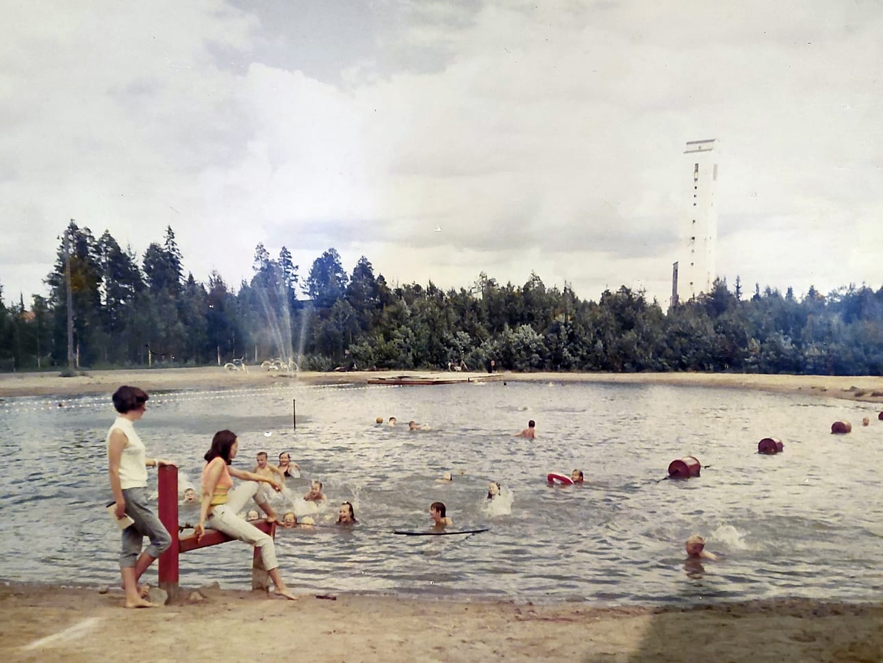 Lampinsaaressa oli enimmillään noin 1 200 asukasta, joista lapsia peräti 540. Maauimala oli aktiivisessa käytössä jo 1960-luvulla.