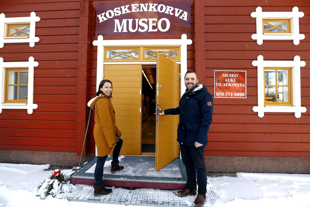 Sari ja Jaakko Koskenkorva ovat aivan Koskenkorvan tehtaan vieressä sijaitsevan matkailutilan tuore isäntäpari. Pihapiiristä löytyy myös Koskenkorva-museo.