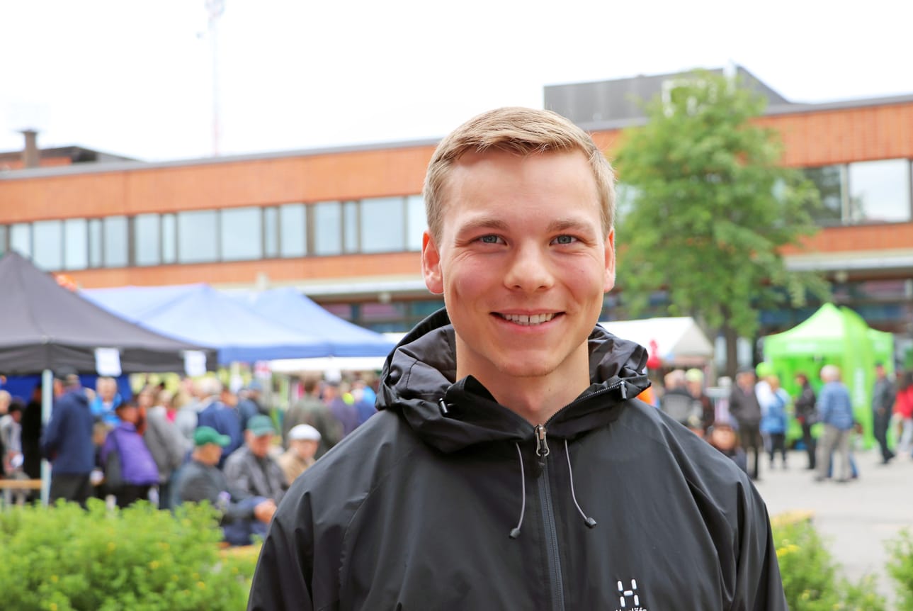 Oulussa asuva Aleksi Nevakivi ehtii nauttia kesästä myös isänsä Mikko Nevakiven luona Pudasjärvellä. Lautailijalupaus keskittyy nyt täysillä urheiluun.