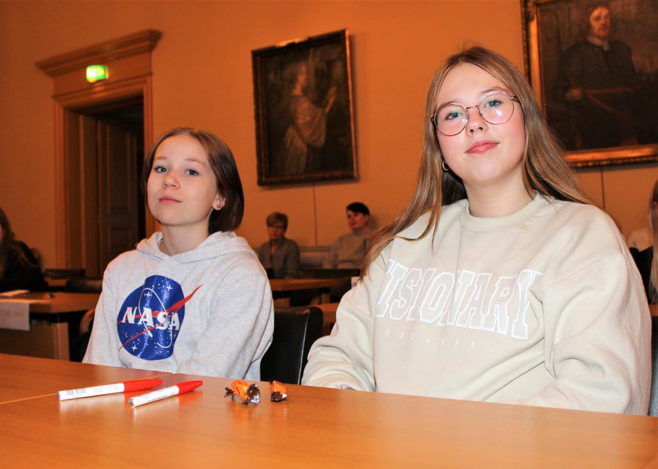Adele Erämaavirta (vas.) ja Anni Ranta edustivat Kantakaupungin suomenkielistä alakoulua Pikkuparlamentissa.