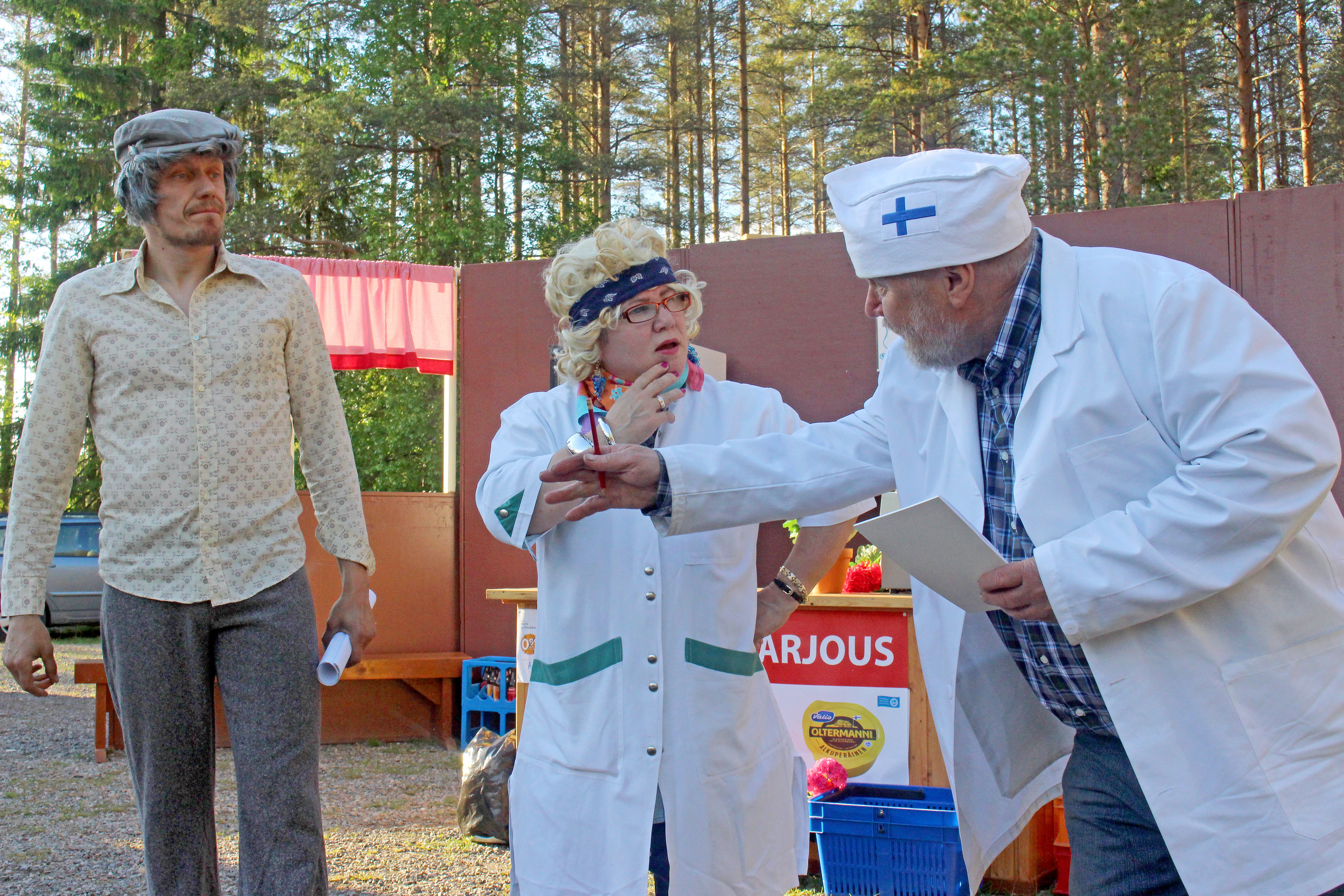Jaska Koistinen (Antti Karioja) tuntee kyläpäällikköjen metkut ja kertoo niistä myös siskolleen Helkalle ja Ladamies Pena Koposelle  (Antti Kylmäaho).
