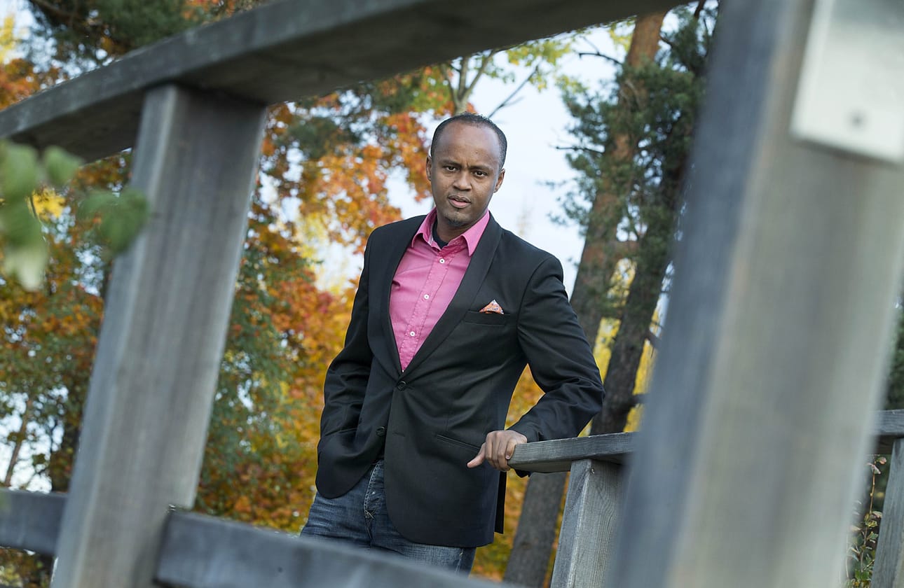 Abdirahim "Husu" Hussein jäi kiinni väärästä kertomuksesta, kun Taksi Helsinki selvitti hänen ajonsa lokitiedoista. Hussein yritti kertoa rasismista työssään, mutta joutui itse puolustuskannalle.