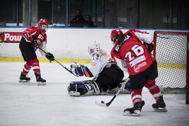 Vasta 14-vuotias Jenniina Kuoppala (nero 26) teki Sportin 2–1-osuman sunnuntaina. Kuoppala pelasi vielä viime kaudella AAA-tason pelejä samanikäisten poikien joukkueessa. Hänet valittiin hiljattain tyttöjen N16- maajoukkuekartoitukseen. KUVAT: JARNO PELLINEN
