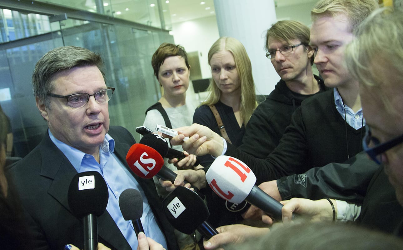 Media haastatteli Jari Aarniota (vas.), kun hän saapui marraskuussa 2015 vastaamaan Helsingin käräjäoikeuteen. Ennakkotietojen mukaan Aarnio ei saavu tiistaina hovioikeuden valmisteluistuntoon.