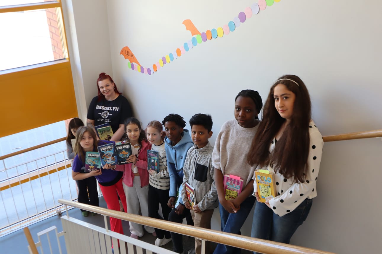 Nummen koulun opettaja Marika Viita ja oppilaat vasemmalta Eugenia Bakalchuk, Varpu Ontermaa, Elizmar Lovera Parada, Peppi Hellberg, Mohamed Mohamed, Dhiyan Cherakoli, Grace Adesanya ja Kazhin Habibi Zarabad pääsivät miljoonahaasteen loppuun.