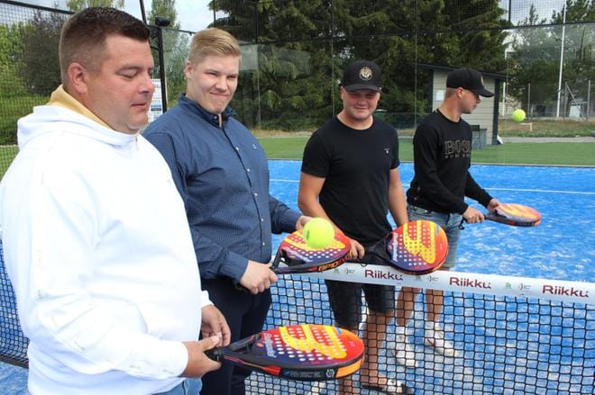 Padel Alavus ry:n puuhamiehiä ovat Lauri (oik.) ja Iiro Kaitola. Antti Rinta-ahon edustama OP Alavus ja Juha-Pekka Pollarin edustama Riikku Group ovat kenttien sponsoreita. KUVA: REIJO HEIKKILÄ