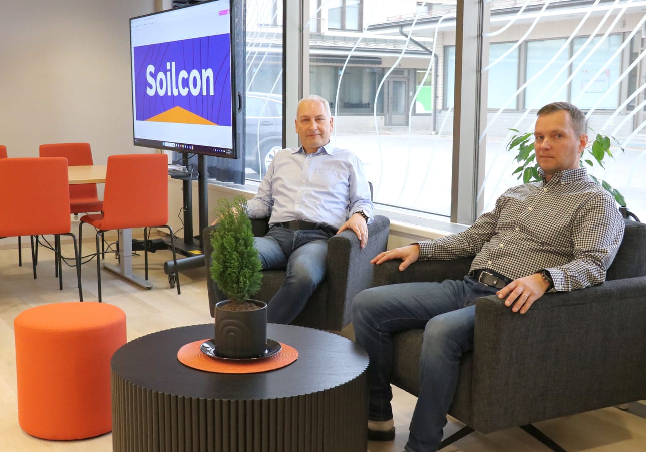 Soilcon Oy:n omistajaveljekset Jouni ja Petri Mäenpää ovat tyytyväisiä yrityksen uusiin tiloihin Kauhavan Nikontorilla.