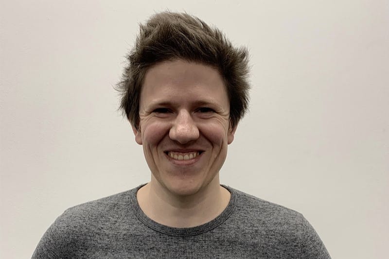 Brittiläinen käsikirjoittaja ja toimittaja James Felton käsittelee myös historian karmeita aiheita karnevalistisesti.