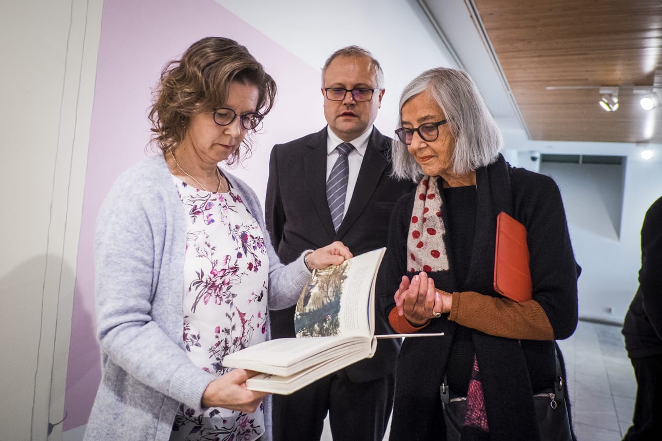 Satumaista-näyttely toi Rovaniemelle Puolan suurlähettilään, Jaroslaw Suchoplesin, joka tutustuu näyttelyyn Kaija Kähkösen ja Joanna Grabianskan seurassa.