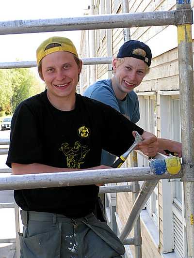 Jani Suomisen (edessä) ja Jussi Häkkisen kesäkuu kuluu kunnostustöissä Raahen Palokunnankadulla.