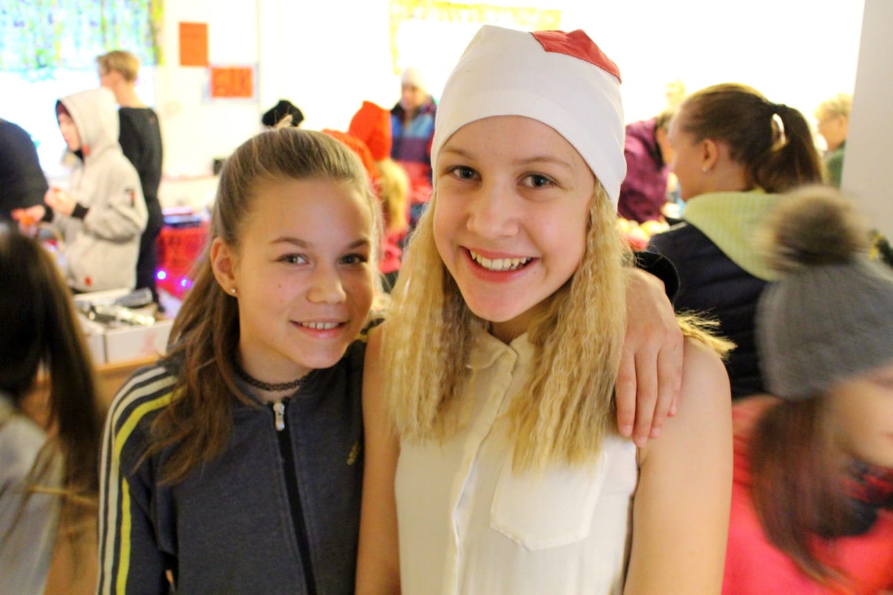 Pulkkilan vanhempainyhdistys järjesti ensimmäisenä tapahtumanaan joulumyyjäiset. Milla Viitanen ja Alina Junno kertoivat kuudesluokkalaisten pöydästä parhaiten kaupaksi käyneen rieskojen ja ruisleipien.