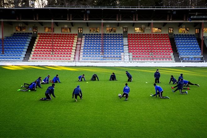 Elisa stadionin tekonurmi vihertää, vaikka ulkona on reipas pakkasilma. KUVA TIMO ANNANPALO