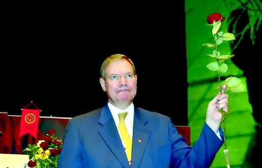 SDP:n puheenjohtajana jatkava Paavo Lipponen on valmis kolmatta kertaa pääministeriksi.