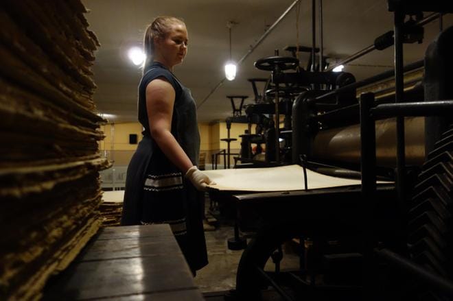 Osa Verlan pahvista kiillotettiin kiillotuskoneilla. Pahvin teossa oli niin paljon käsin tehtäviä työvaiheita, että sitä kutsuttiin käsipahviksi. KUVA: EEVA KOLLANUS