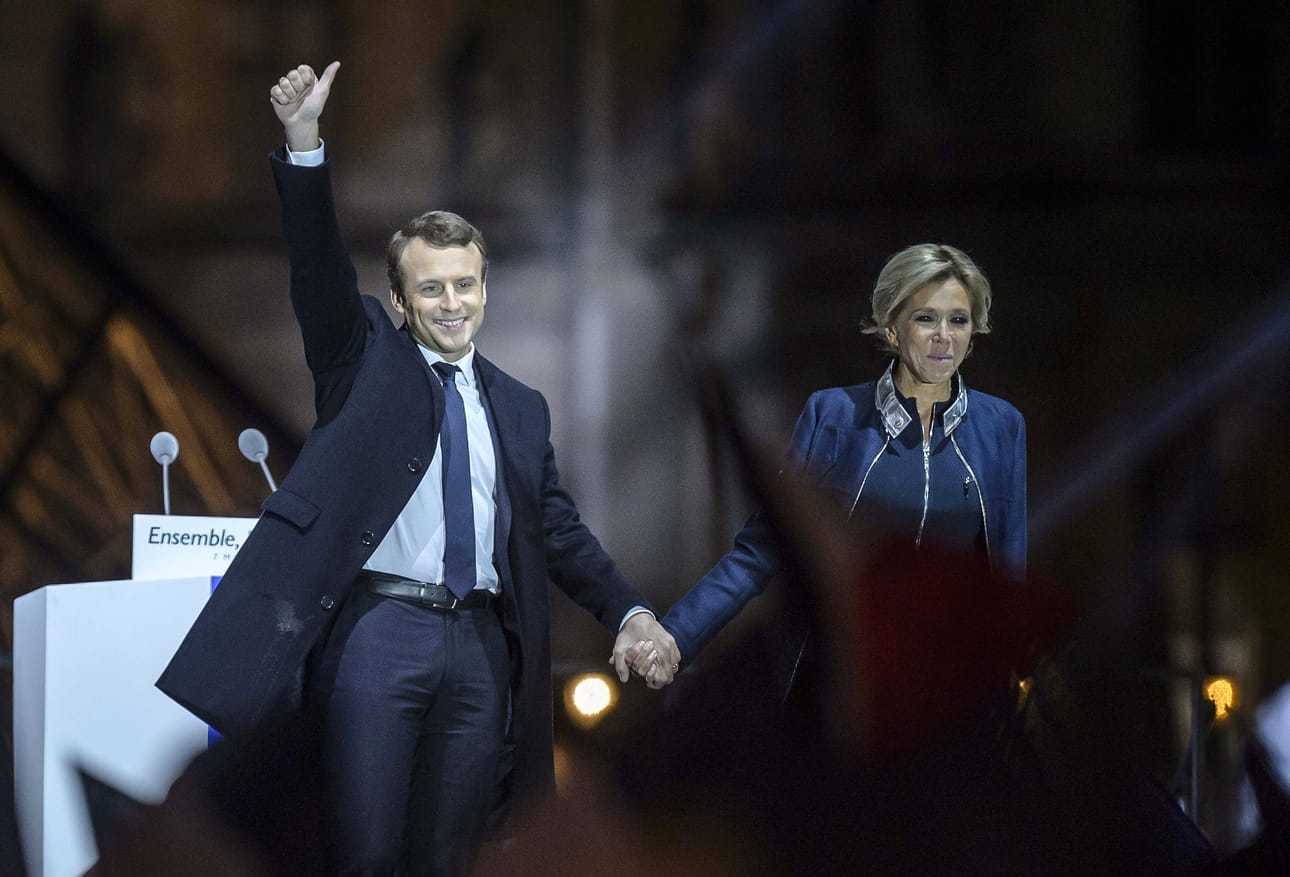 Emmanuel Macron ja hänen vaimonsa Brigitte Trogneux juhlivat vaalivoittoa.