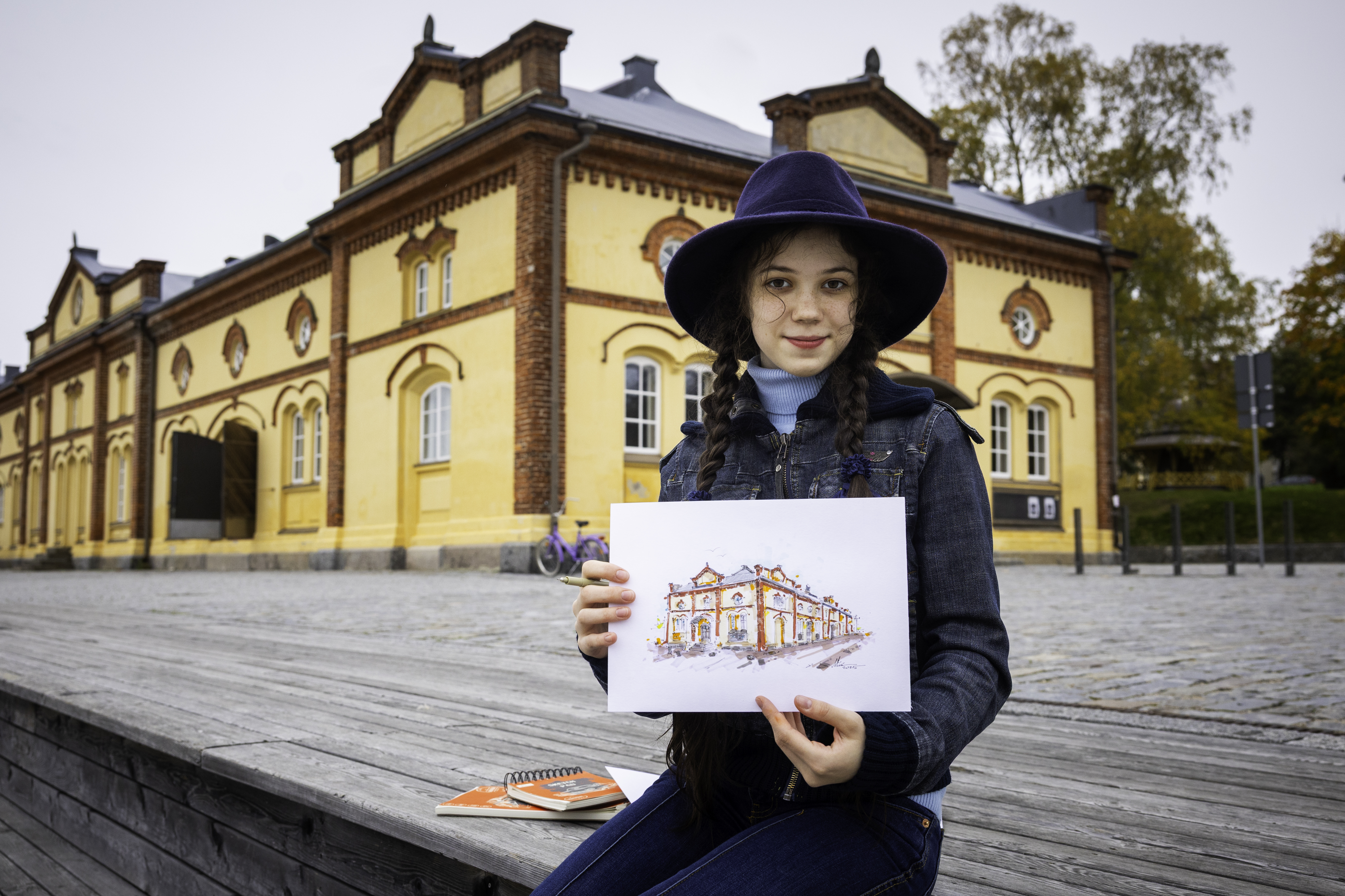 Mira, 15, ihastui Vaasan rakennuksiin – Nyt hän tallentaa tusseillaan nykyistä ja mennyttä kaupunkikuvaa