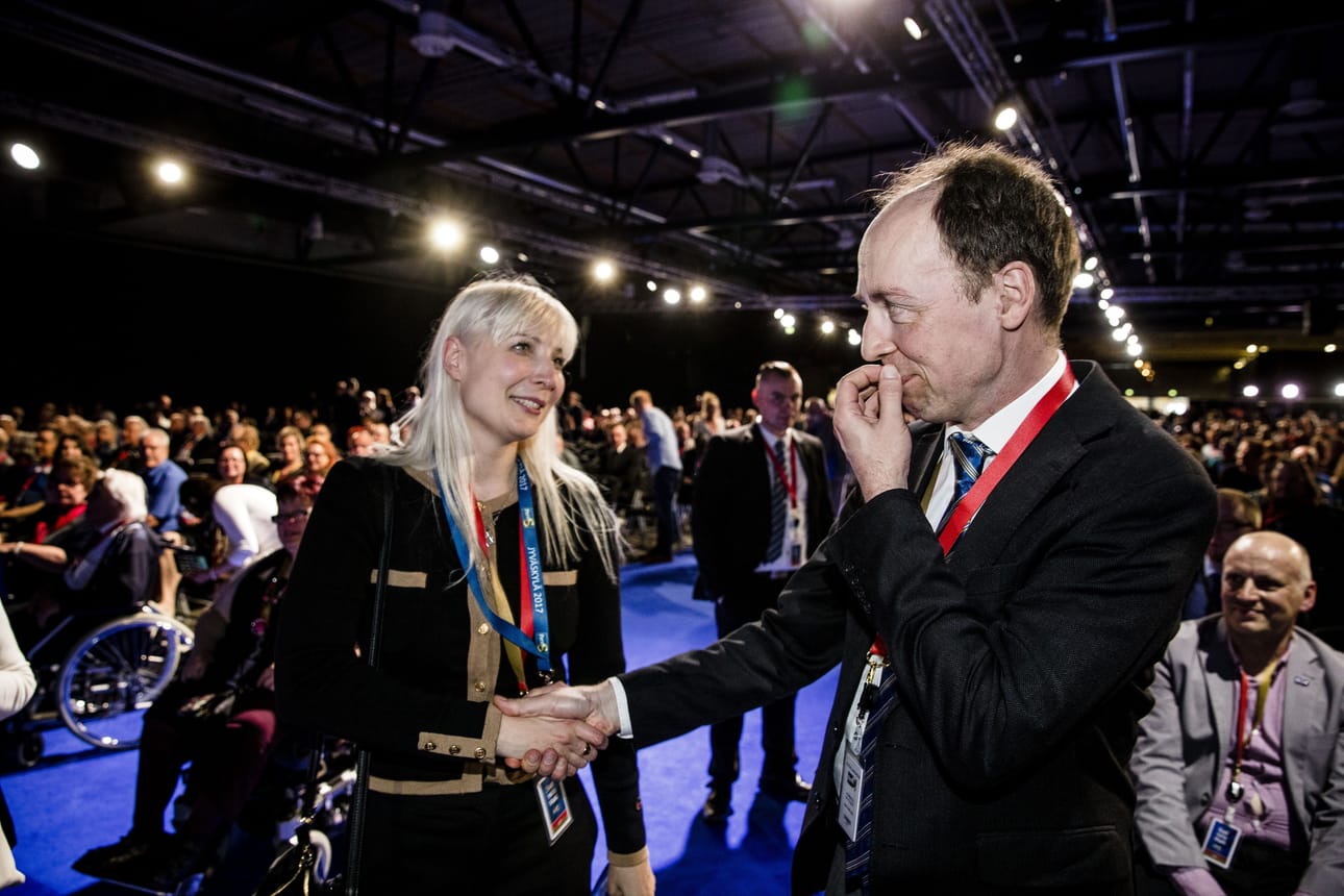 Perussuomalaisten varapuheenjohtaja Laura Huhtasaari (vas.) kätteli puheenjohtaja Jussi Halla-ahoa puoluekokouksessa kesäkuussa.