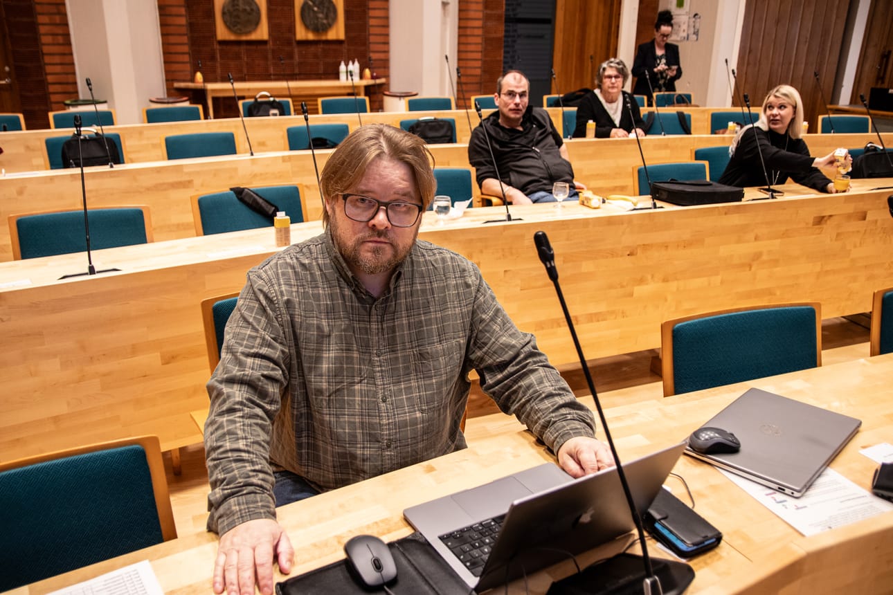 Mika Flöjt saapui valtuustosaliin ensimmäisten joukossa hyvissä ajoin ennen kokouksen alkua.