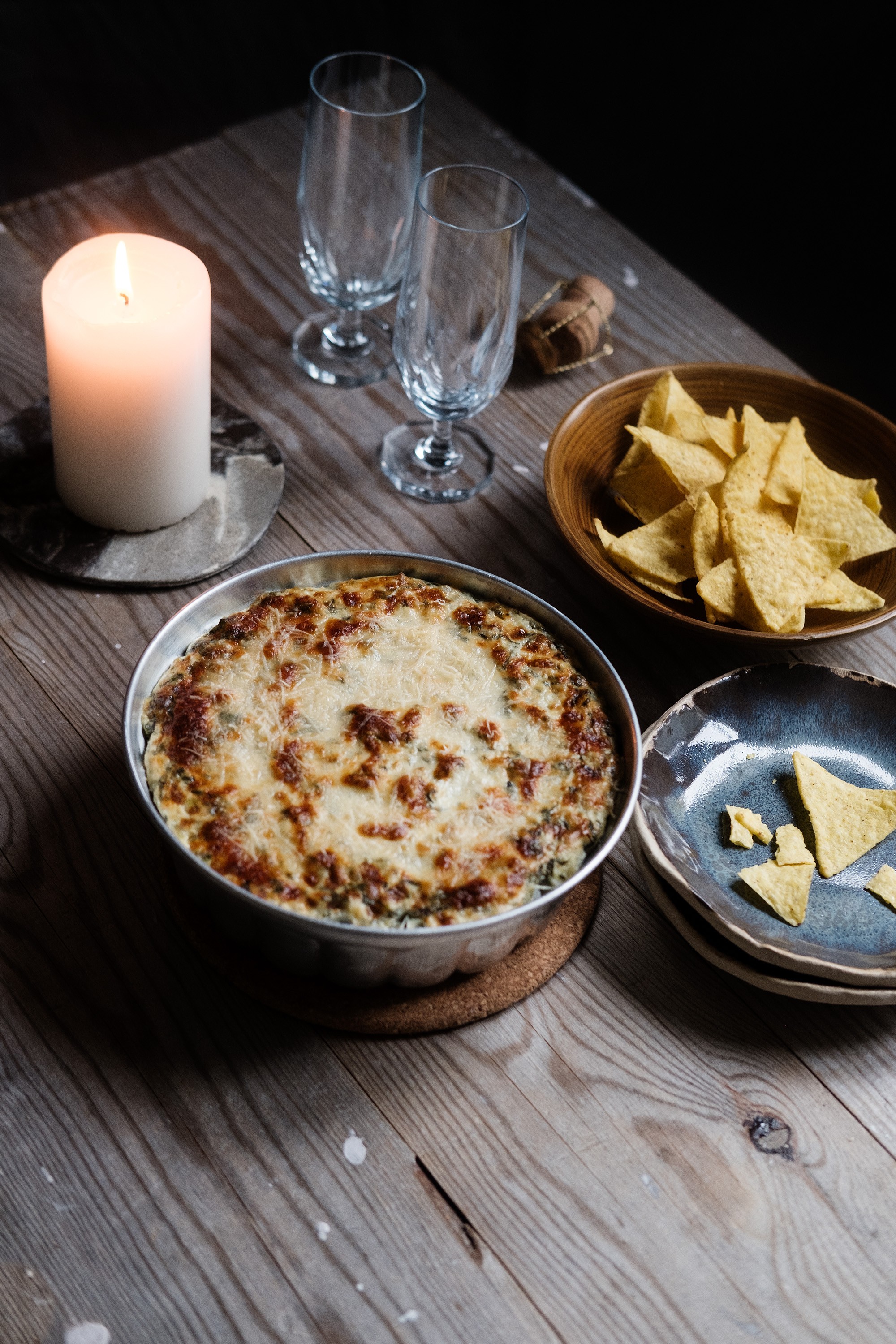 Lisää lämpimään pinaattidippiin chilikastiketta maun mukaan.