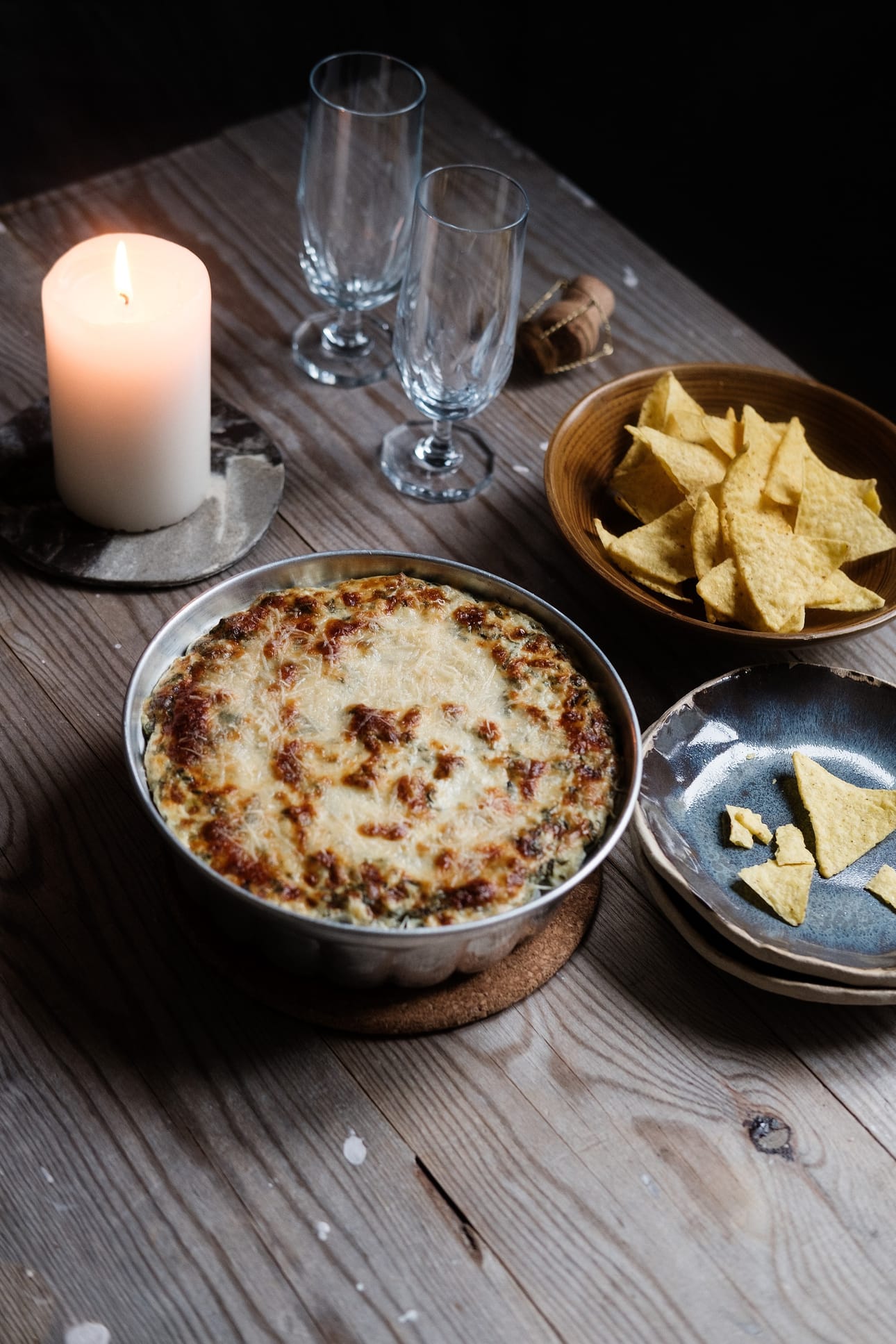 Lisää lämpimään pinaattidippiin chilikastiketta maun mukaan.