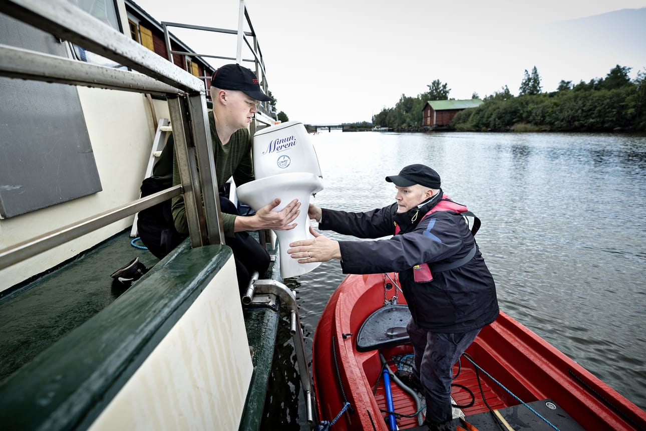 Sukeltaja Teemu Annala (vas.) ojensi Teemu Holmalle vessanpytyn, joka upotettiin mereen Palosaarella. Vuoden kuluttua pyttyyn kiinnitetty keräysastia sisältöineen nostetaan ylös tutkittavaksi.