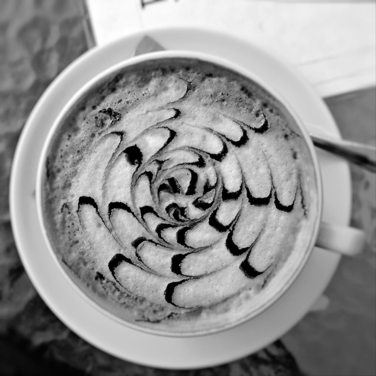 Mustavalkoinen latte. Instant taidekuva!
