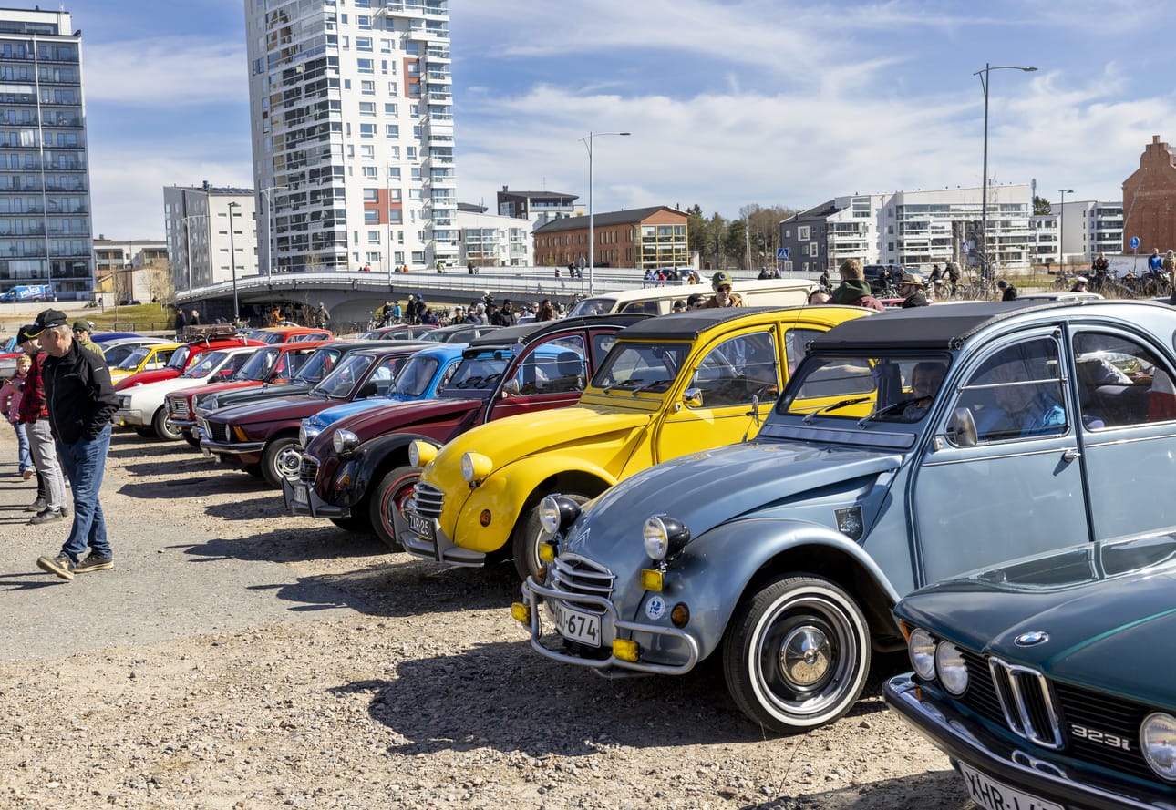 Vanhojen autojen vappukulkkue lähti liikkeelle Toppilansaaresta.