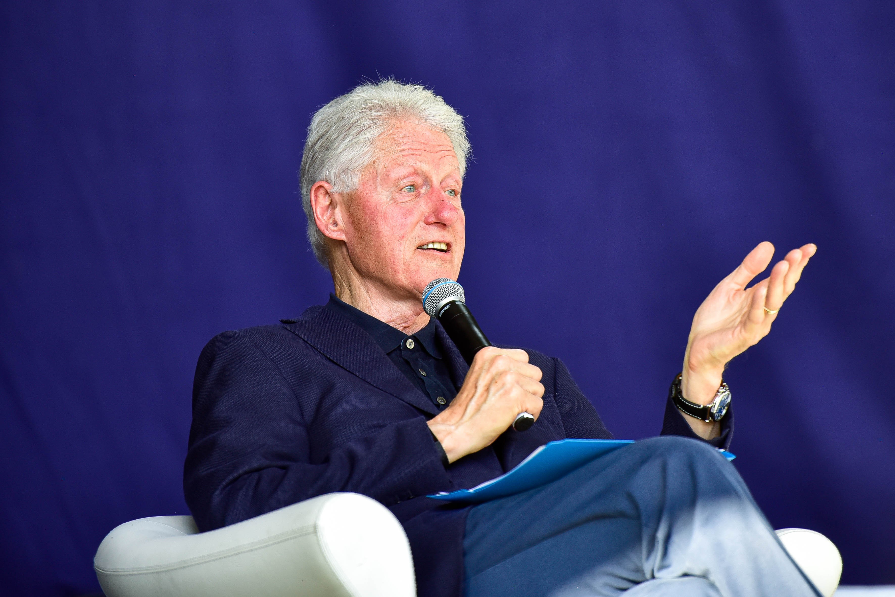 Bill Clinton puhui ympäristöstä ja merien muoviroskaongelmasta ennen konserttia.