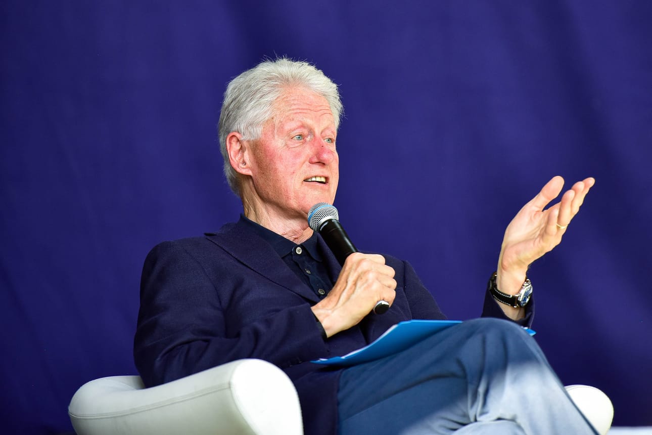 Bill Clinton puhui ympäristöstä ja merien muoviroskaongelmasta ennen konserttia.