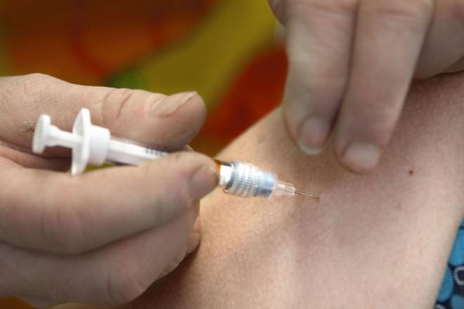 Influenssarokotteiden tulo Suomeen viivästyi, koska WHO antoi A(H3N2)-rokotusvirussuosituksen tavallista myöhemmin. Rokotteiden jakelu kentälle alkoi hyvissä ajoin ennen epidemiaa. ARKISTOKUVA: ANJA FILPPULA