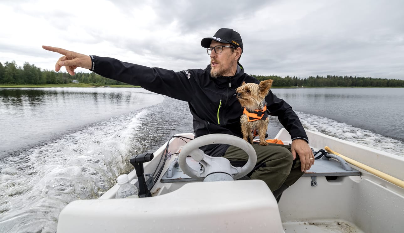 Naisjärvi-aktiivi Timo Alenius on helpottunut, kun pitkään ajettu pohjapatohanke vihdoin etenee. Alenius ajoi mökkijärvellään korkean veden aikaan elokuussa 2023.