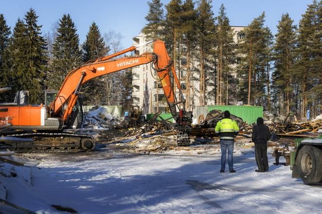 Pelastuslaitos sai sammutukseen apua purku-urakoitsijan kaivurista. KUVA: JARNO PELLINEN