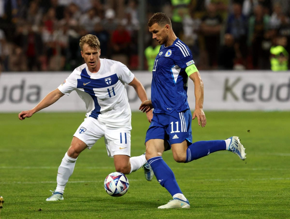 Kesäkuun neljän pelin rupeama toi Suomelle neljä pistettä Kansojen liigassa, kun joukkue kärsi myöhään tiistaina 2–3-vierastappion Bosnia Hertsegovinalle. Kuvassa Rasmus Schüller (vas.) ja Edin Dzeko. LEHTIKUVA / Juha Tamminen