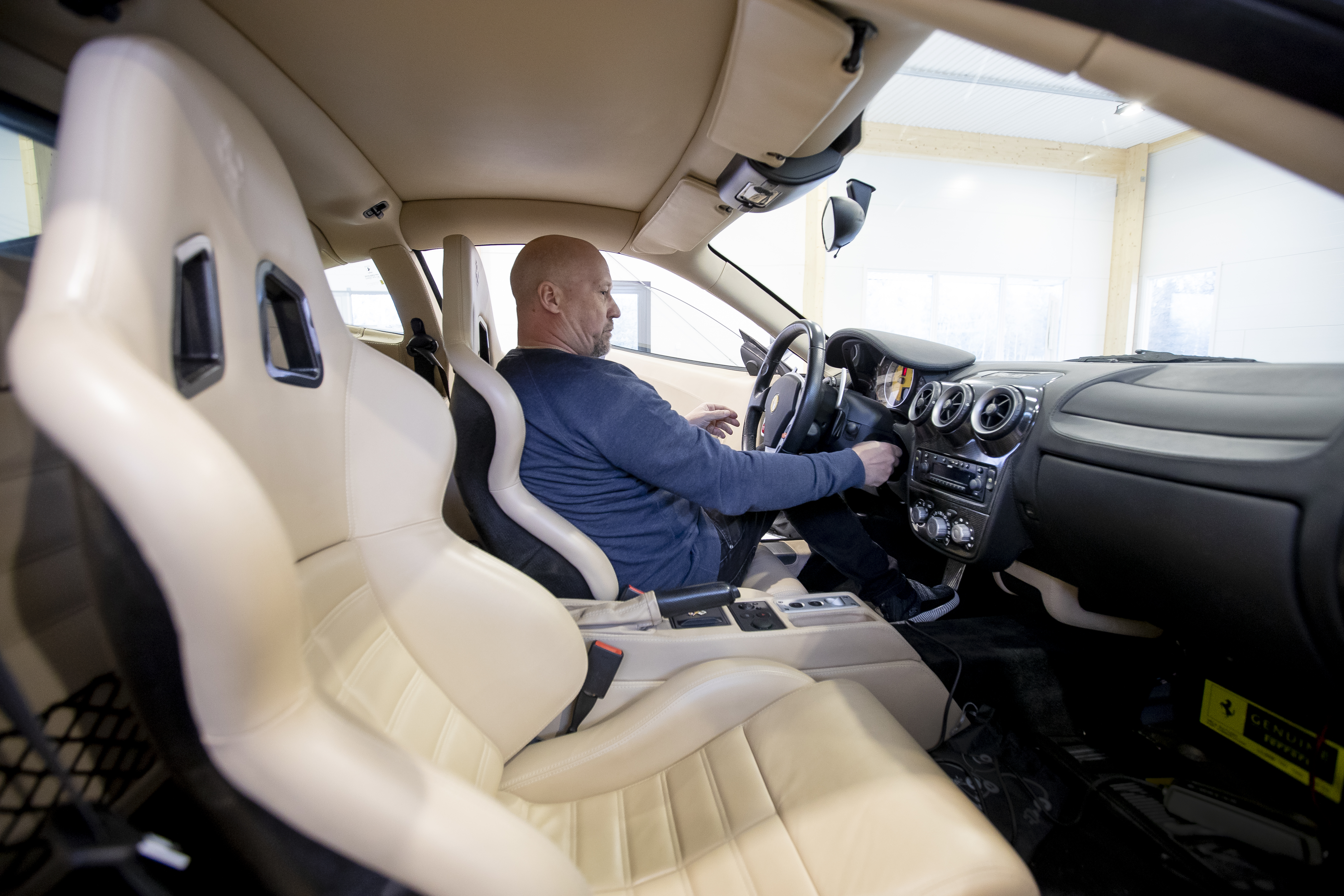 Urheiluautopenkit ja sisustus pelkkää luksusta. 