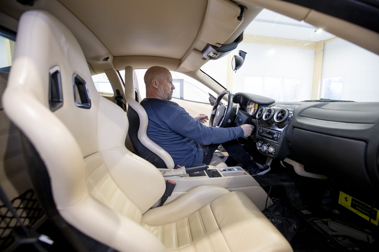 Urheiluautopenkit ja sisustus pelkkää luksusta.