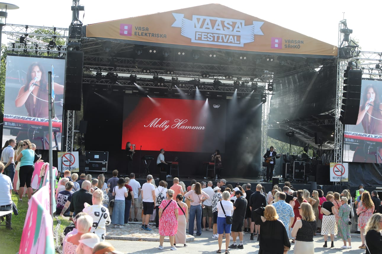 Molly Hammar avasi festivaalin. Yleisöä ei ollut kerennyt vielä kovin paljoa paikalle, vaikka kyseessä oli Hammarin ainoa keikka tänä kesänä.