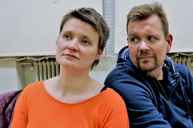 Susanna Palomäki ja Pasi Myllyniemi tulkitsevat Lean ja Eeron hahmoja klassikkonäytelmässä Huojuva talo. KUVAT: NADIA PAAVOLA