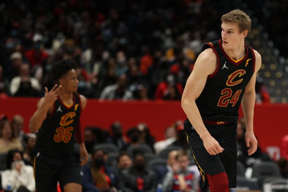 Clevelandin Lauri Markkanen upotti kaksi kolmosta ja yhteensä 13 pistettä Philadelphiaa vastaan. LEHTIKUVA/AFP