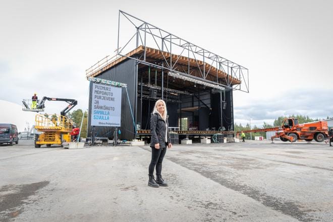 Stadionfestin päälavaa viimeisteltiin kovalla tohinalla perjantaiaamusta alkaen. Tuottaja Henna Hautamäki uskoo tapahtuman onnistumiseen. Kuva: Elena Mikkilä