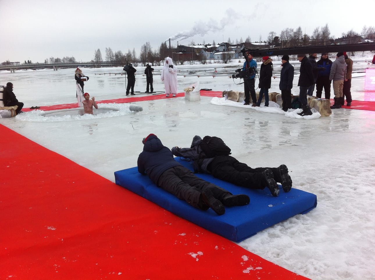 Valokuvausalusta lehdistölle. Jollan Marc Dillon pitsaa avannosta, jury kuuntelee.
