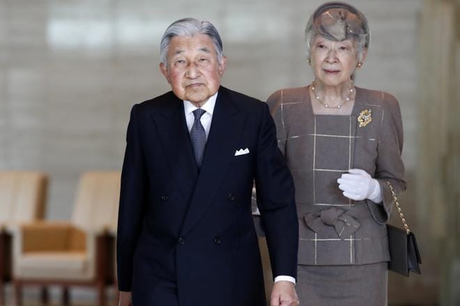 Japanin keisari Akihito ja keisarinna Michiko matkalla vastaanottamaan Japanissa vieraillutta Vietnamin presidenttiä Tran Dai Quang keisarillisessa palatsissa toukokuussa 2018.