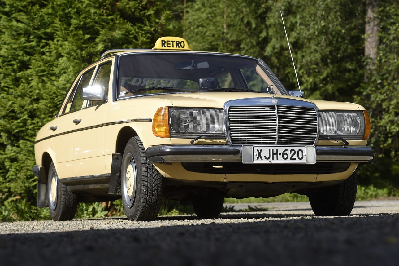 Kuvan retrotaksi ei ole omistajansa mukaan ollut taksiliikenteessä eikä siinä ole ollut taksamittaria, vaan sillä ajetaan tilauskuljetuksia.