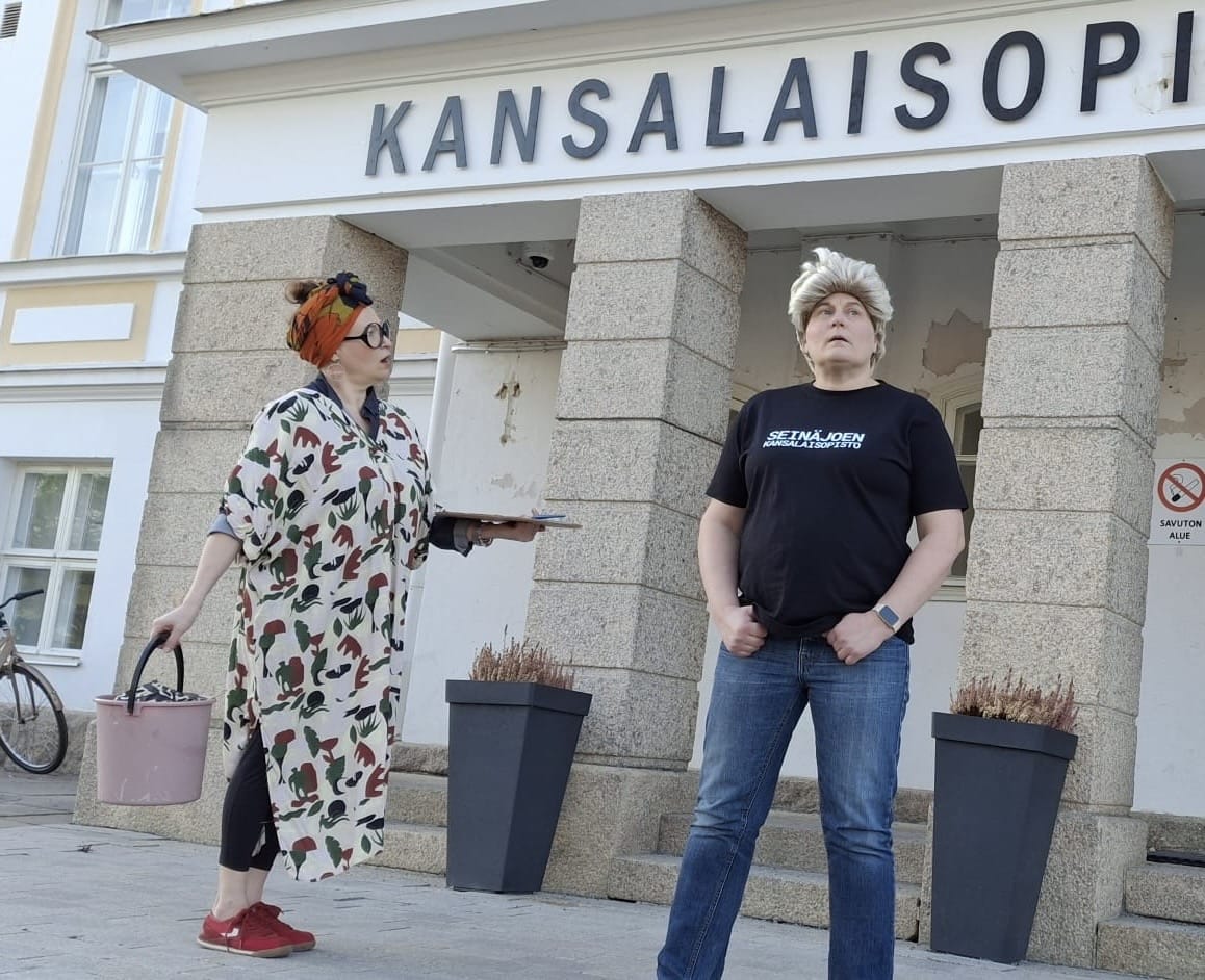 Feminateatterin kuvassa "opiston väkeä" (vas. Piia Isoaho, Heidi Riippi).