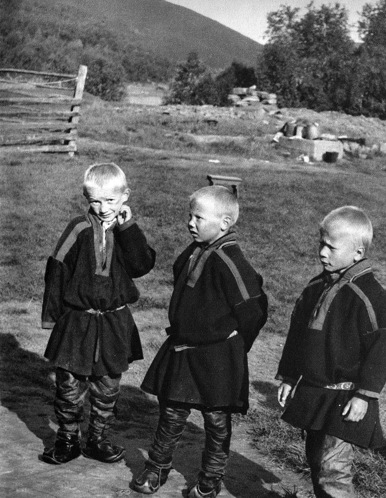 Kirjan kuvitusta: lappalaispoikia.