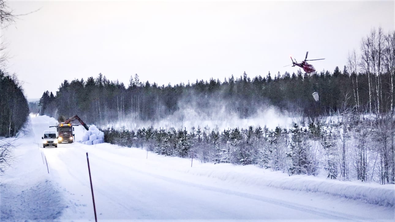 Muutamassa tunnissa levitti Kallax Flygin kopteri rekkakuorman rakeistettua tuhkaa Vähäkuopuksen männikköön.
