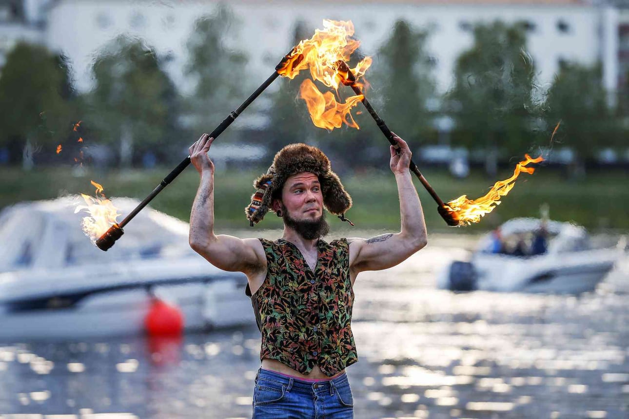 Tulitaiteilija Mika Formunen esitti taitojaan kokon palaessa.